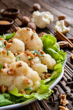 Marul, ceviz, baharat ve maydanoz ile haşlanmış karnabahar