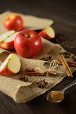 Elma ve tarçın jüt kumaş ve koyu ahşap arka plan