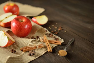 Elma ve tarçın jüt kumaş ve koyu ahşap arka plan