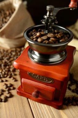 Kahve değirmeni ve koyu arka plan üzerinde kahve çekirdekleri