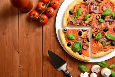 Jambon, zeytin ve mantarlı pizza