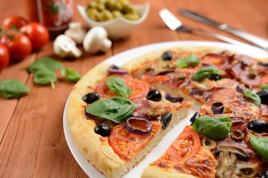 Jambon, zeytin ve mantarlı pizza