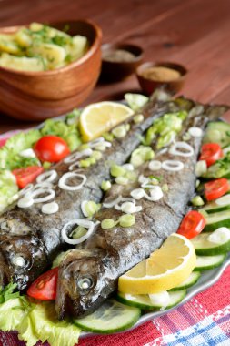 Sebze ile kızarmış alabalık