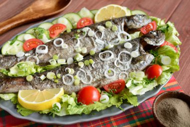 Sebze ile kızarmış alabalık