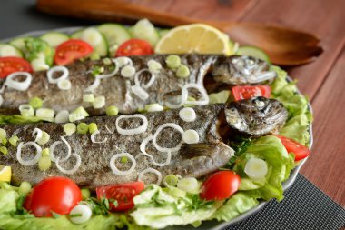 Sebze ile kızarmış alabalık