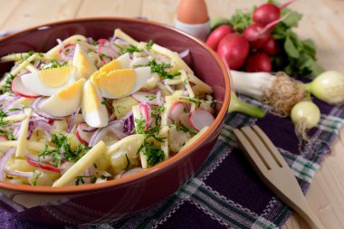 Karnabahar salatası patates, sert peynir, yumurta, kırmızı soğan ve turp