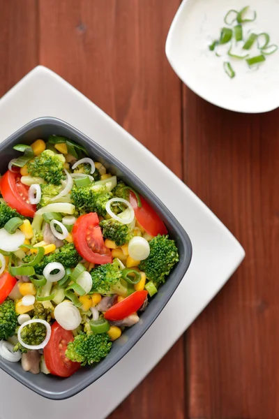 Ensalada de brócoli con tomates, maíz y cebolla — Foto de Stock