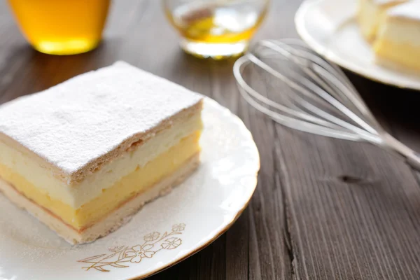 Honey cake with vanilla and whipped cream — Stock Photo, Image