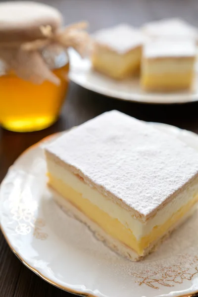 Pastel de miel con vainilla y crema batida —  Fotos de Stock