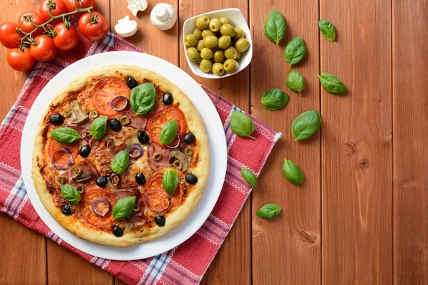 Pizza z szynką, oliwki i grzyby — Zdjęcie stockowe