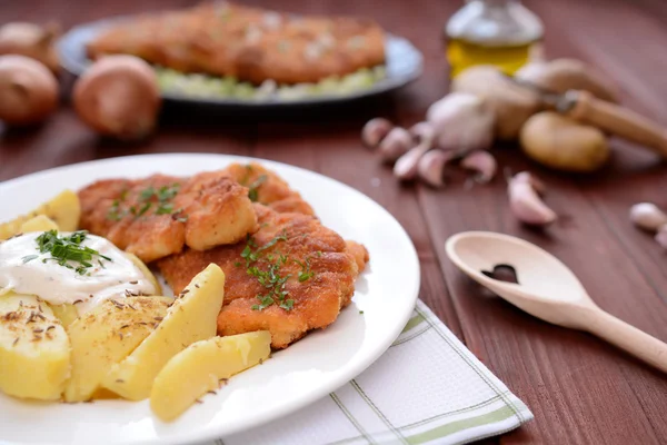 Schnitzel de salsicha com batatas cozidas — Fotografia de Stock