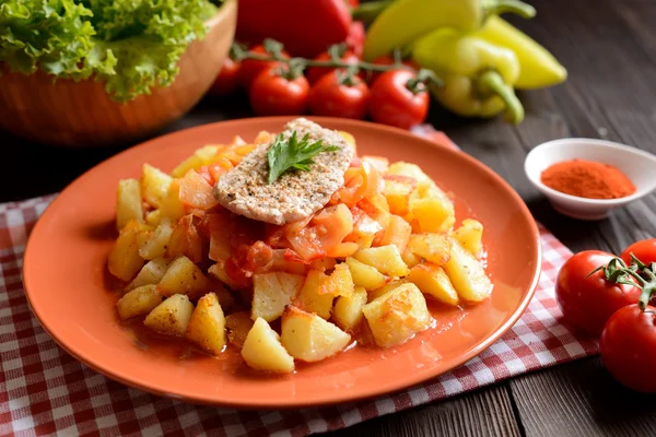 Cutlet de porc cu cartofi prăjiți, ardei și sos — Fotografie, imagine de stoc
