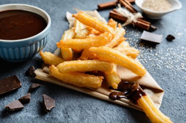 Çikolata soslu Churros.