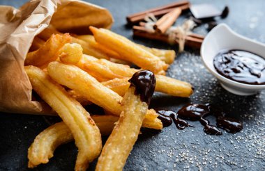 Çikolata soslu Churros.