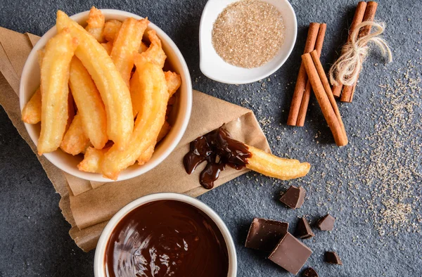 Çikolata soslu Churros. — Stok fotoğraf