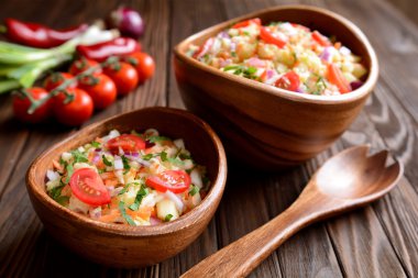 Çin lahanası salatası havuç, kırmızı soğan ve elma