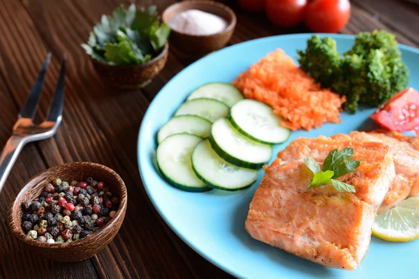 Жареный лосось с овощами — стоковое фото