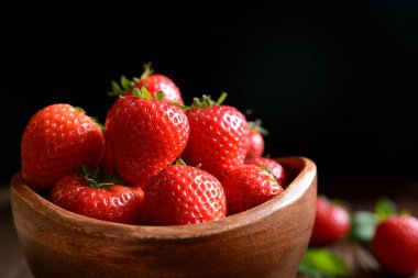 Siyah arka plan üzerine bir kase çilek