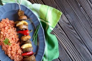 Pirinç ve tako soslu Meksika kebabı