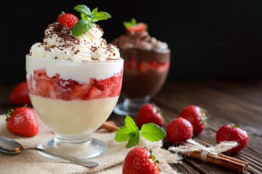 Çilek, mascarpone ve krem şanti ile vanilya puding