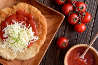 Ketçap ve peynir ile Langos.