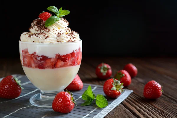 Pudim de baunilha com morangos, mascarpone e chantilly — Fotografia de Stock