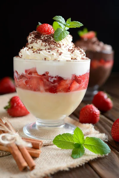 Vanille pudding met aardbeien, mascarpone en slagroom — Stockfoto