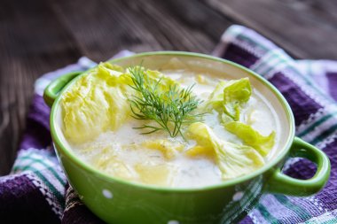 Ferahlatıcı marul çorbası