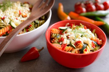 Kabak, soğan, sarımsak, biber ve mozzarella ile makarna salatası