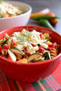 Kabak, soğan, sarımsak, biber ve mozzarella ile makarna salatası