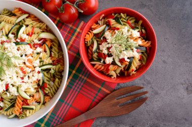 Kabak, soğan, sarımsak, biber ve mozzarella ile makarna salatası