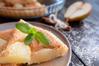 Tarçın ile serpilir armut pasta