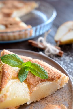 Tarçın ile serpilir armut pasta