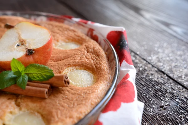 Pear pie sprinkled with cinnamon — Stock Photo, Image