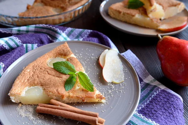 Pear pie sprinkled with cinnamon — Stock Photo, Image