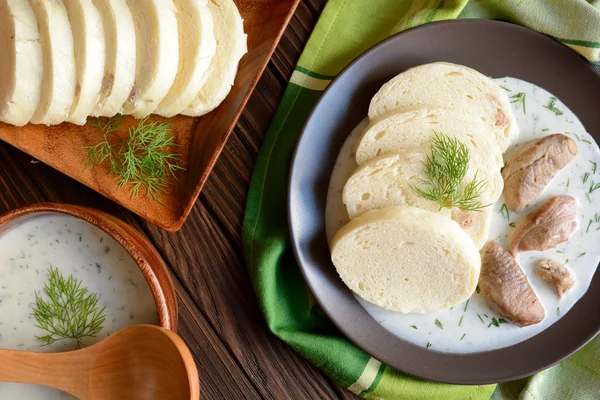 Hindi eti ile dereotu sosu ve ekmek hamur tatlısı — Stok fotoğraf