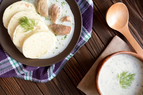 Vlees van kalkoenen met dille saus en brood knoedel — Stockfoto