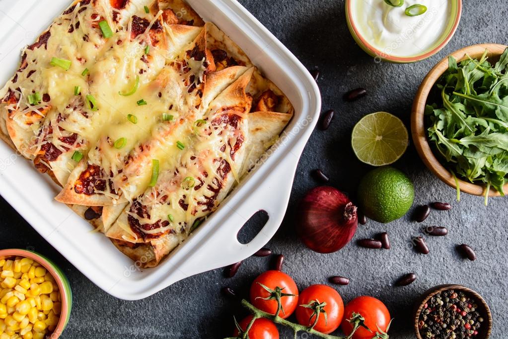 Enchiladas de pollo con salsa de tomate picante, maíz, frijoles y queso 2022