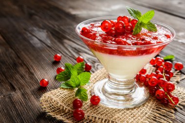 Tatlı panna cotta ile kırmızı kuş üzümü