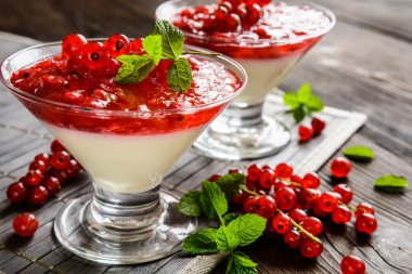 Tatlı panna cotta ile kırmızı kuş üzümü