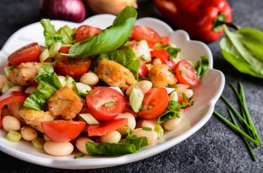 Kızarmış balık, kırmızı biber, yeşil soğan ve bıçak ile fasulye salatası