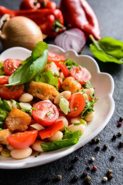 Kızarmış balık, kırmızı biber, yeşil soğan ve bıçak ile fasulye salatası