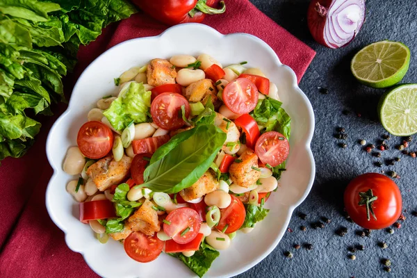 Salată de fasole albă cu pește prăjit, piper roșu, ceapă verde și arpagic — Fotografie, imagine de stoc