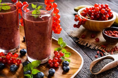 Kırmızı kuş üzümü, yaban mersini, muz, goji meyveleri ve chia tohum ile meyve smoothies