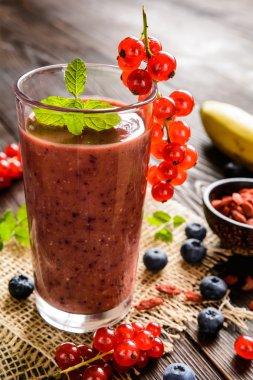 Kırmızı kuş üzümü, yaban mersini, muz, goji meyveleri ve chia tohum ile meyve smoothies