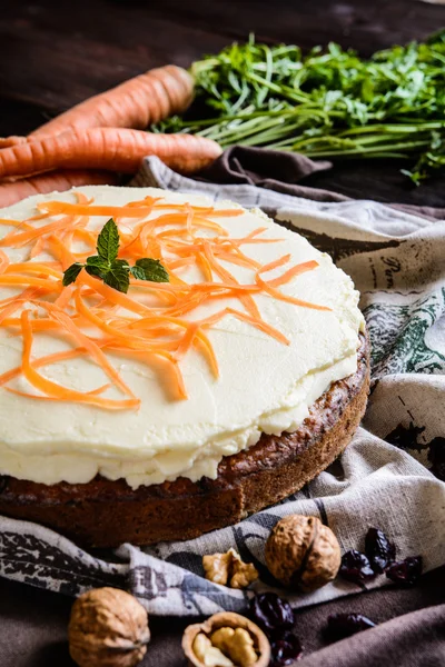 Karottenkuchen mit Mascarpone — Stockfoto