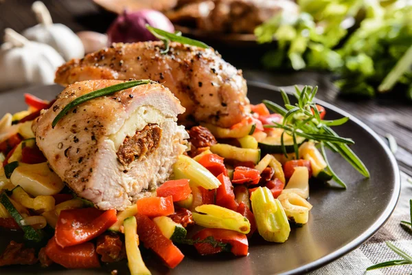 Pechuga de pollo al horno rellena de queso, tomate y albahaca con arroz y ensalada de verduras al vapor — Foto de Stock