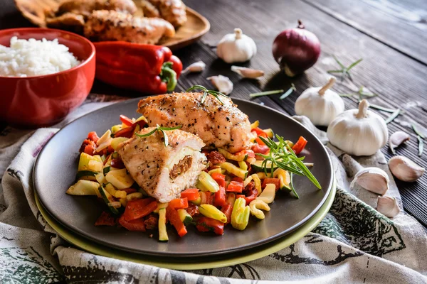 Pechuga de pollo al horno rellena de queso, tomate y albahaca con arroz y ensalada de verduras al vapor — Foto de Stock