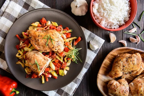 Peito de frango assado recheado com queijo, tomate e manjericão com arroz e salada de legumes cozida no vapor — Fotografia de Stock