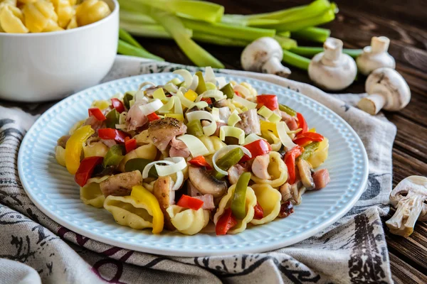 Nudelsalat mit Hühnerfleisch, Speck und Gemüse — Stockfoto